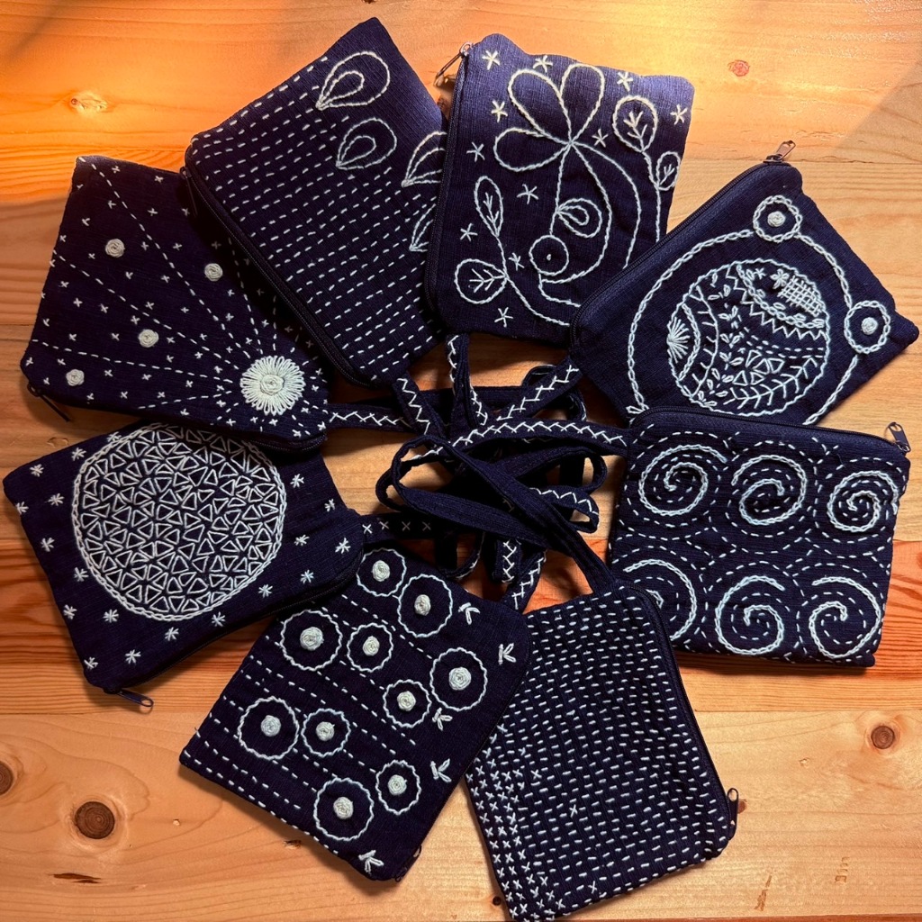 กระเป๋าสตางค์ กระเป๋าใส่เหรียญ กระเป๋าผ้า กระเป๋าใส่บัตร ด้นมือทั้งสองด้าน หน้า-หลัง งานน่ารักมาก ๆ