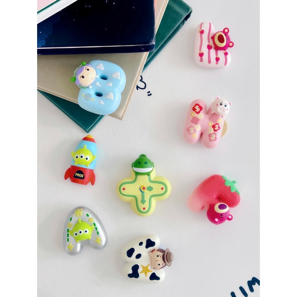 [พร้อมส่ง แบบจุ่ม+ยกบ็อกซ์] Disney TSUMTSUM Lucky Letter Magnet แม็กเน็ตติดตู้เย็นตัวอักษรภาษาอังกฤษ