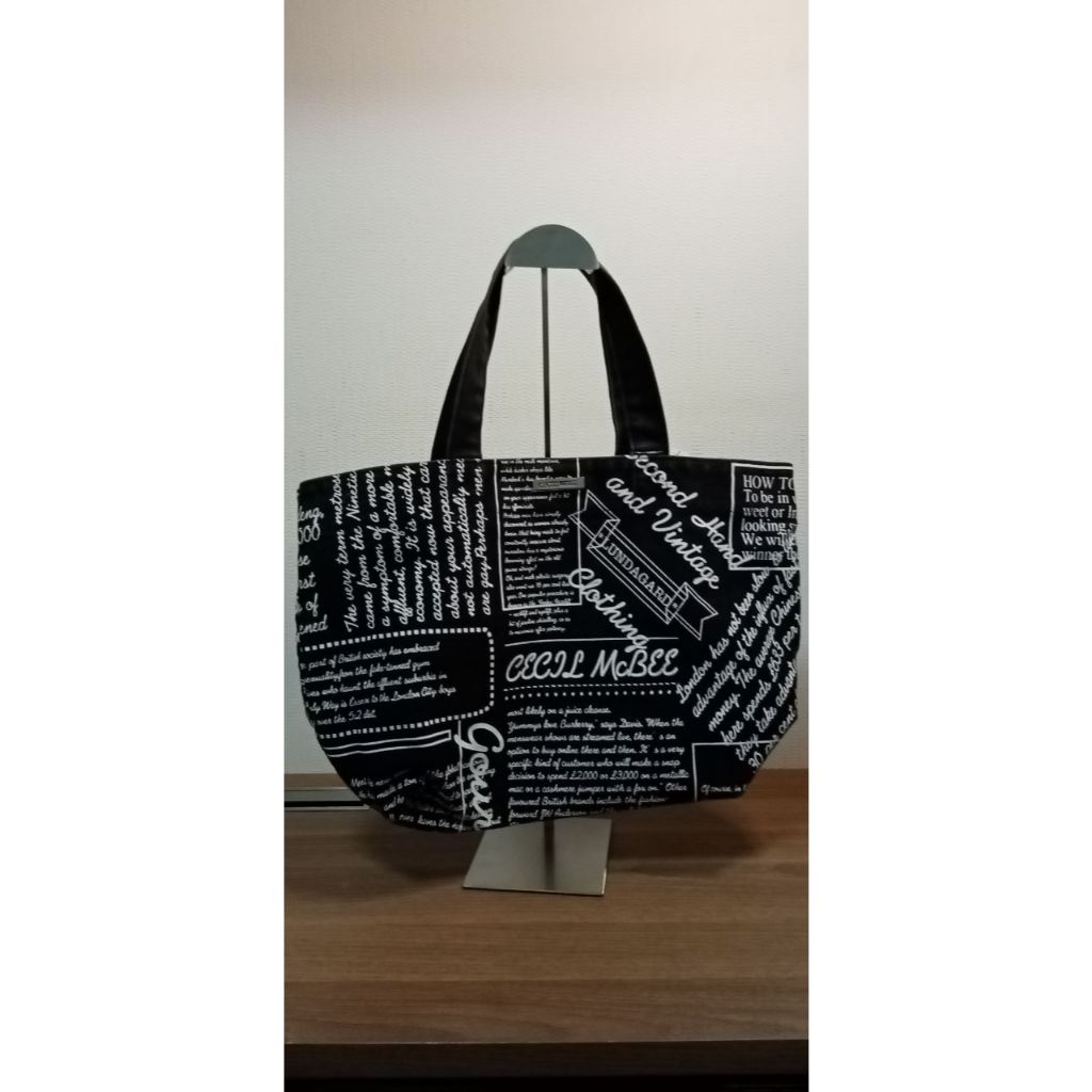 กระเป๋าผ้าแคนวาส Cecil Mcbee(เซซิล แมคบี)  🤩🎉 มือสอง สีดำลายขาว สะพายไหล่  สวย น่ารัก สภาพใหม่