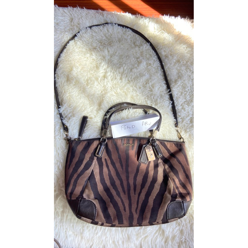 กระเป๋า ลายเสือ coach แท้มือ2