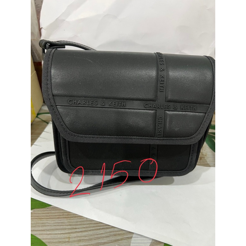 กระเป๋า CHARLES & KEITH