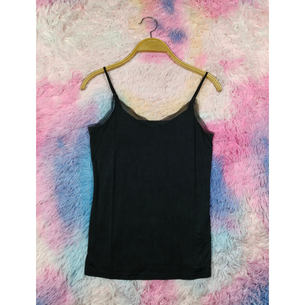 แบรนด์ uniqlo airism size m เสื้อสายเดี่ยวผ้าโพลีสีดำช่วงขอบแต่งลูกไม้ สายปรับได้ค่ะเนื้อผ้าใส่สบายม