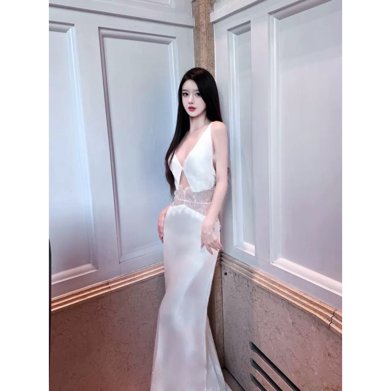 เดรสยาวเข้ารูป สีขาวประดับลูกไม้