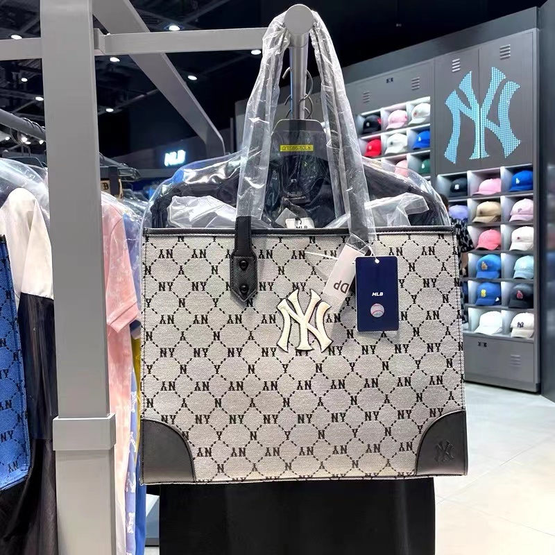 New ของแท้ 💯% MLB UNISEX CURVED CAPNY NEW YORK YANKEE BAG/กระเป๋าสะพายข้าง/mlb กระเป๋า