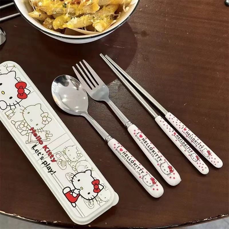 ชุดช้อนส้อม ตะเกียบ วัสดุสแตนเลส แบบพกพา ชุด3ชิ้น ลายคิตตี้และนักบินอวกาศ