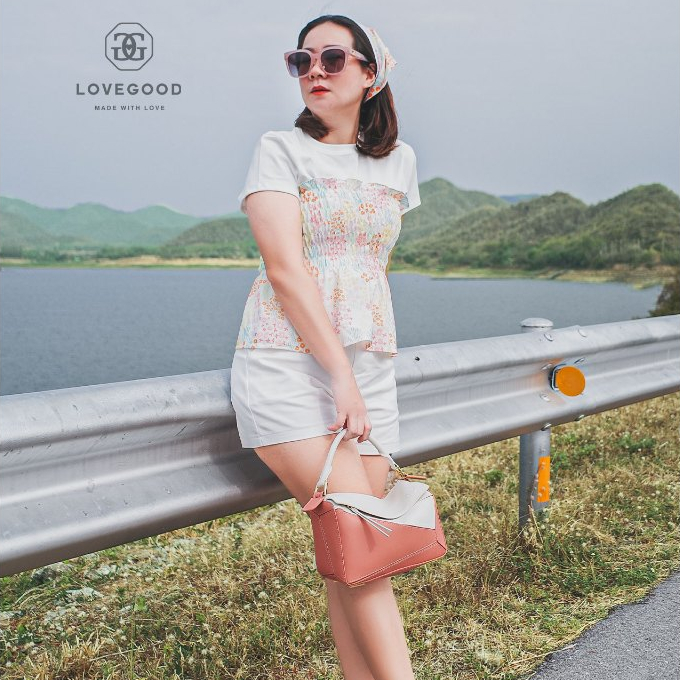 [ LoveGood ] Mosaic กระเป๋าสะพายหนังวัวแท้ ดีไซน์สวย มีความ Two tone  การตัดเย็บ Puzzle  size 23 cm. มีสายสะพายยาวให้