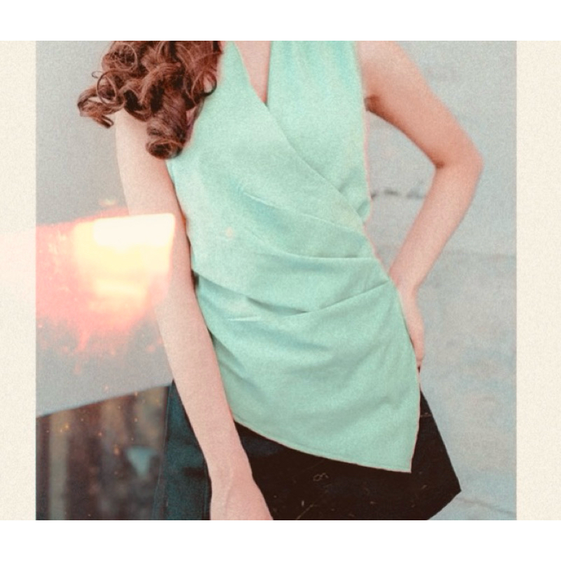 [พร้อมส่ง] ส่งต่อ เสื้อแฟชั่นผู้หญิง เสื้อแขนกุดทรงเข้ารูป แต่งจีบข้าง สีเขียวมิ้น แบรนด์ Proud by U