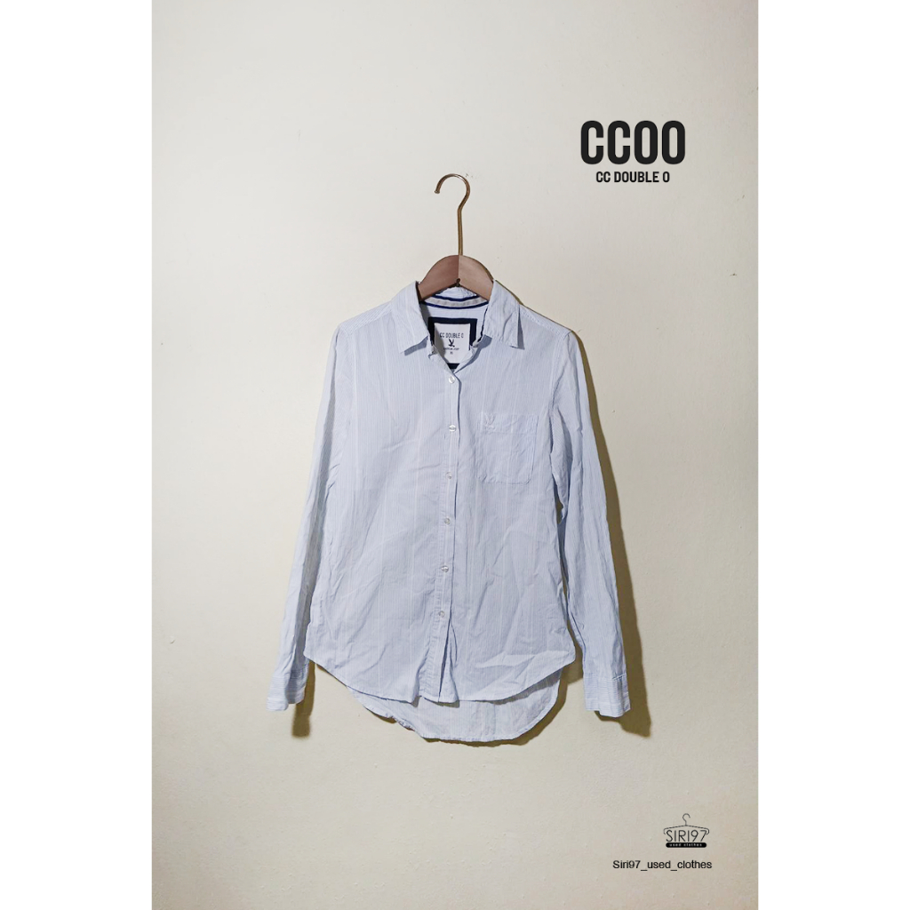 เสื้อเชิ้ตแขนยาว ccoo ลายทางลง สีฟ้าขาว สภาพ80%  รอบอก34หน้ายาว23หลังยาว27ไหล่กว้าง13.5 นิ้ว