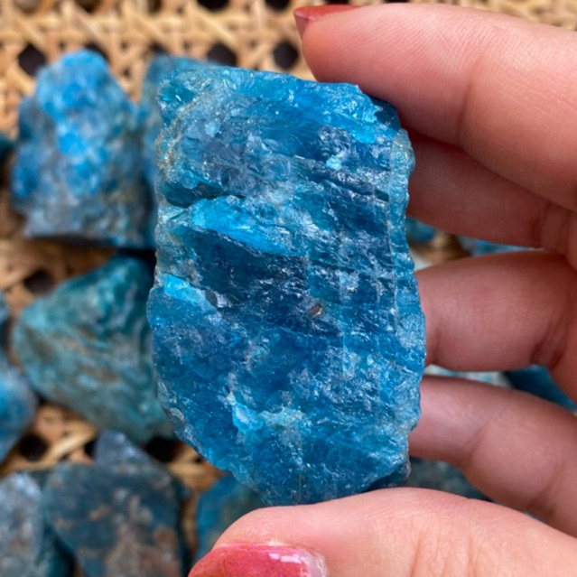 Blue apatite บลูอะพาไทต์ดิบ เป็นหินที่ช่วยอดทนต่อความอยากอาหาร ช่วยให้รู้สึกดีในตนเอง ช่วยการเจรจากับลูกค้าประสบผลสำเร็จ