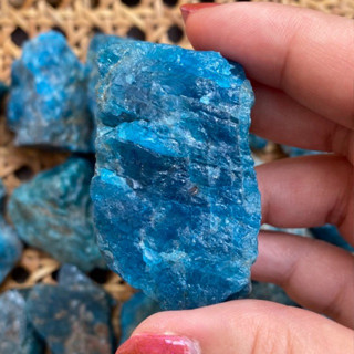 Blue apatite บลูอะพาไทต์ดิบ เป็นหินที่ช่วยอดทนต่อความอยากอาห…