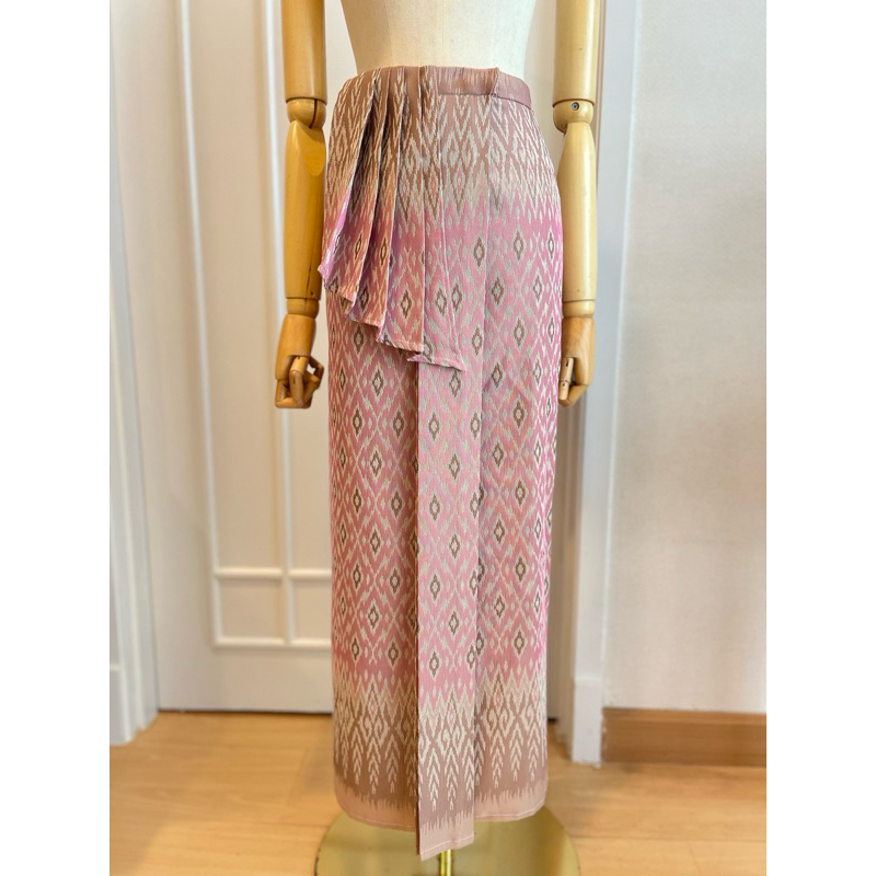 ชุดทำบุญ by Narciss ผ้าถุง ผ้าถุงสำเร็จ ผ้าซิ่น ผ้าฝ้ายทอลาย สีชมพูกลีบบัว