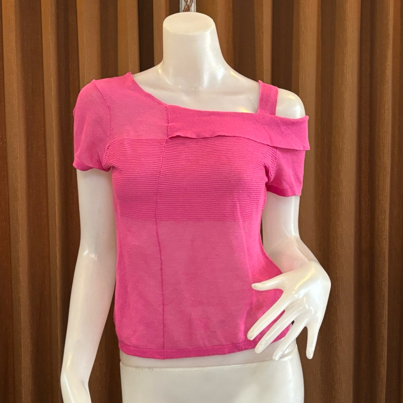 (พร้อมส่ง) เสื้อยืดไหล่เฉียง โชว์ไหล่ข้างเดียว มือสองสภาพดี