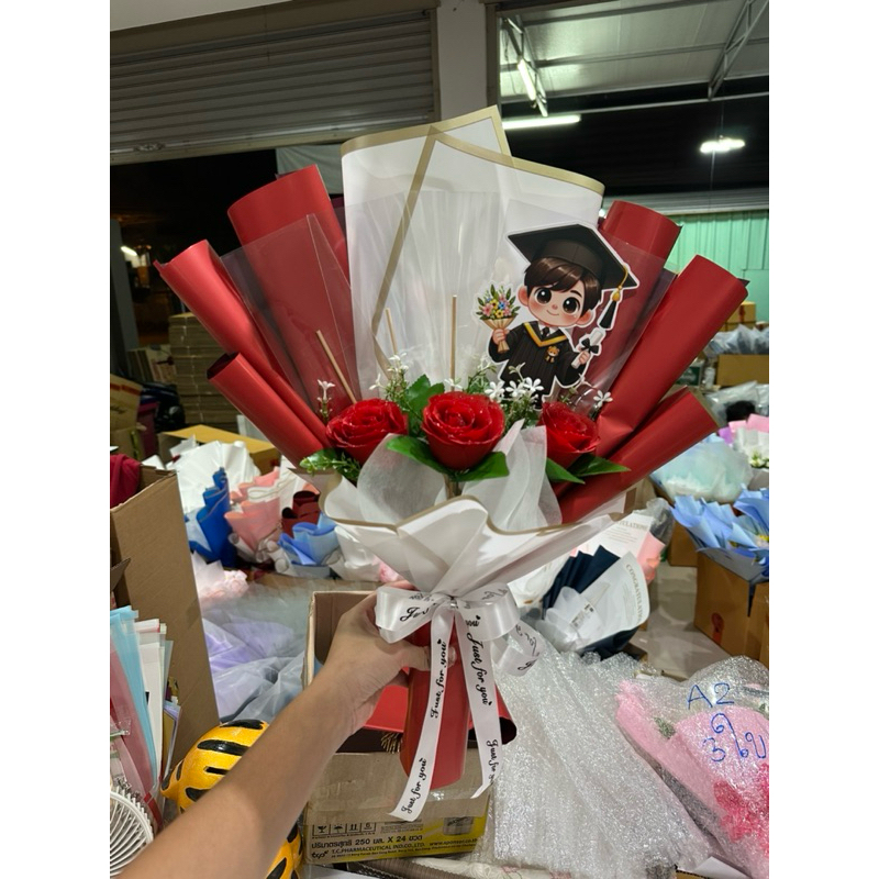 ช่อดอกไม้บัณฑิต ใส่ธนบัตร 5ใบ กุหลาบหยดน้ำ 3ดอก(เลือกตัวการ์ตูนหมายเหตุได้นะคะ) - รูปที่ 4