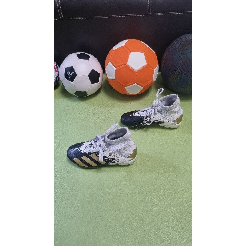 รองเท้า สตั๊ด ฟุตบอล สีขาวดำ เด็ก มือสอง adidas predator หุ้มข้อ ขนาด 18.5cm