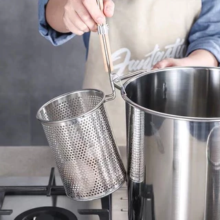 UTENSILS (พร้อมส่ง) กระชอนลวกเส้น เสริมโครง ขนาด 12/16/20 ซม. ตะกร้อลวกเส้น ที่ลวกเส้นก๋วยเตี๋ยว กระชอนด้ามไม้สั้น ตะแกร