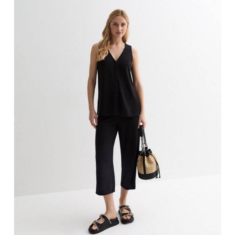New Look Textured Fine Knit Button Front Waistcoat เสื้อแขนกุด คิวี กระดุมหน้า ผ้าถักเนื้อนุ่ม แมทง่ายดูดีค่ะ สีBlack