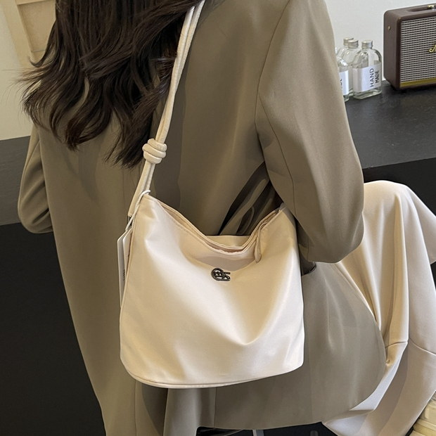 Fashion กระเป๋าสะพายข้าง สะพายไหล่ เรียบงาน ทรงสี่เหลี่ยม เล็กกระทัดรัด พร้อมส่งมีบริการส่งด่วน B-001