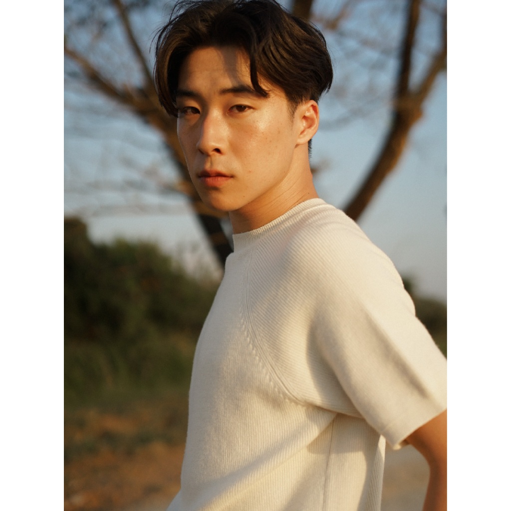 knitCircle - JOHN Knit T-Shirt (4 สี) Men's collection เสื้อยืดไหมพรมแขนสั้น ทรงพอดีตัว ลายทอริบแนวตั้ง