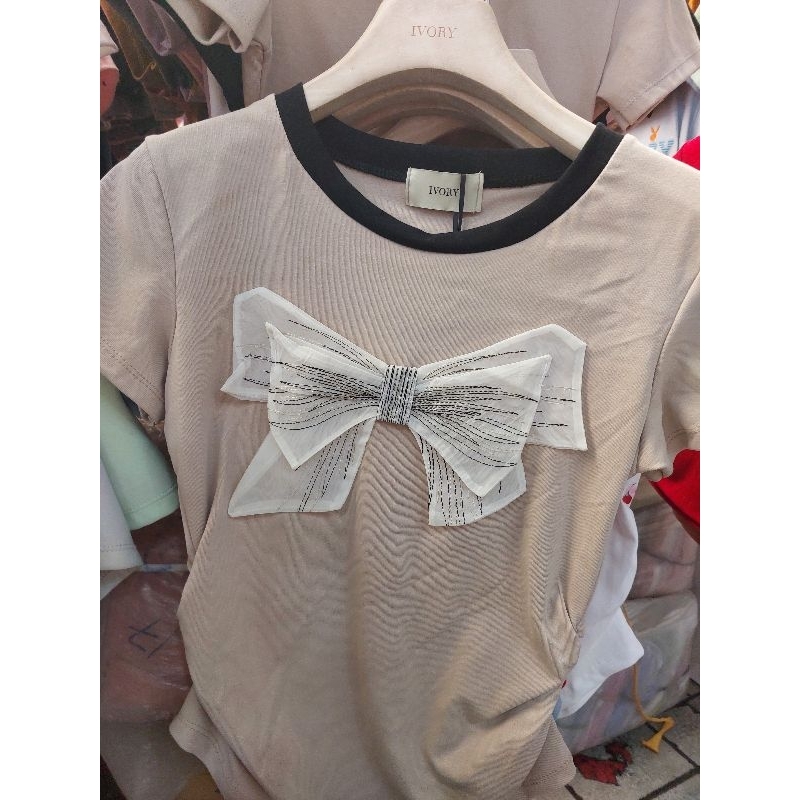 MC2509 เสื้อยืดคอกลม แต่โบว์ 3D คอ2tone หยุมข้าง ป้ายIvory