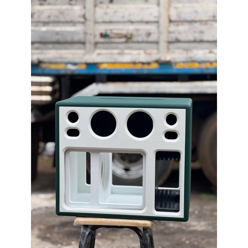 ตู้หุ้ม 8 กะแทกข้าง (ลมหน้าดอก) กลาง4*2แหลม2*2พร้อมอคิลิคหน้า