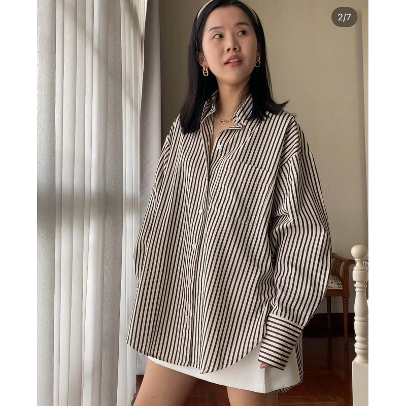 เสื้อเชิ้ตทรงoversizedลายทางสีครีมดำจากร้านHyde.apparel