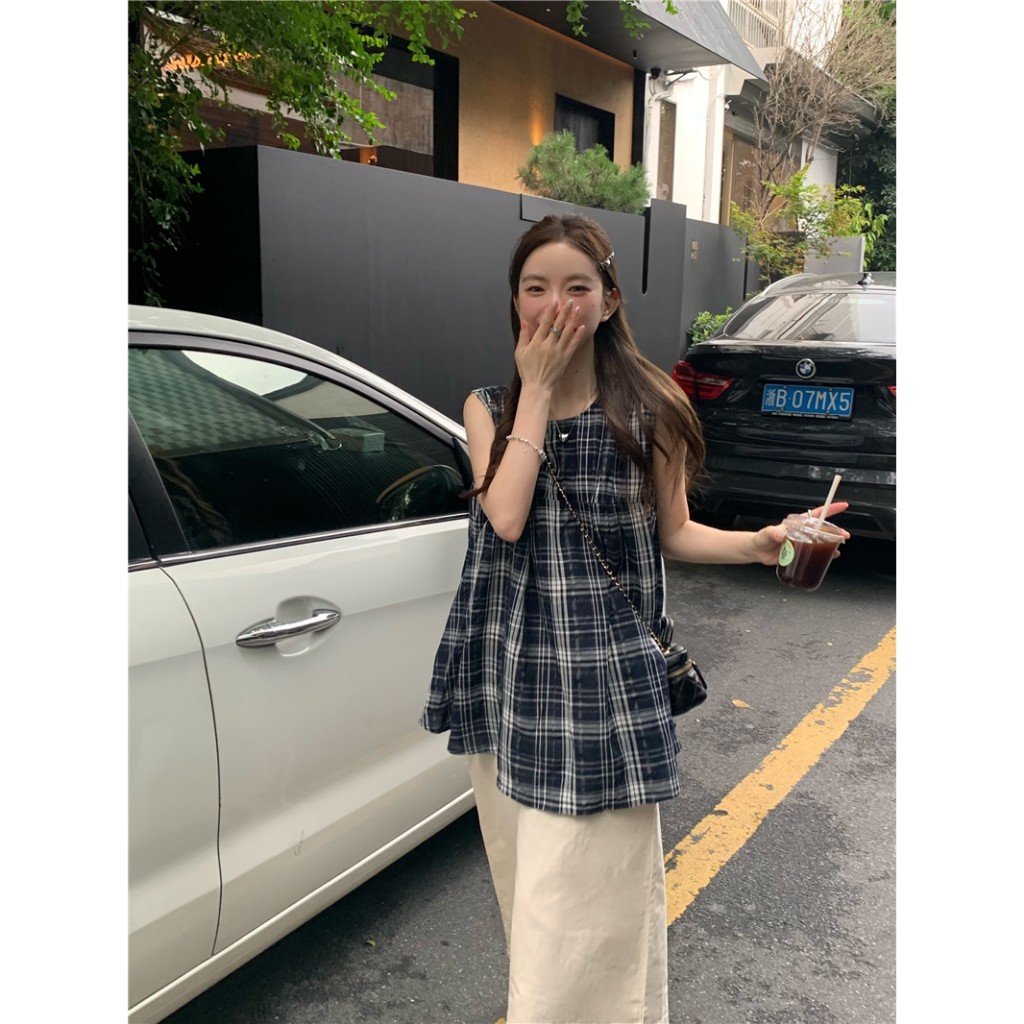 เสื้อแขนกุดสีกรมคอกลมลายสก็อต ติดกระดุมด้านหลังคอ กลางลำตัวจับจีบระบายชาย พรางหุ่น เสื้อเบลาส์ #6613 - รูปที่ 5