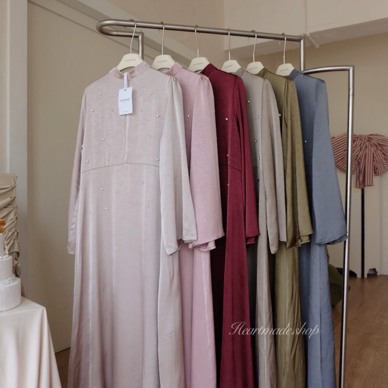 (D31) Heartmade—Zinnia dress🤍✨(ชุดเดรสซาตินแต่งคริสตัลพร้อมผ้าคลุม)