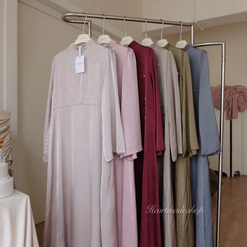 (D31) Heartmade—Zinnia dress🤍✨(ชุดเดรสซาตินแต่งคริสตัลพร้อมผ้าคลุม)