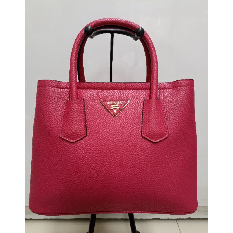 PRADAกระเป๋าทรงถือได้ครอสได้หนังแท้สีชมพูหนังสวยมากอะไหล่ทองช่องใส่ของเยอะมีร่องรอยการใช้งานบ้างมือ2