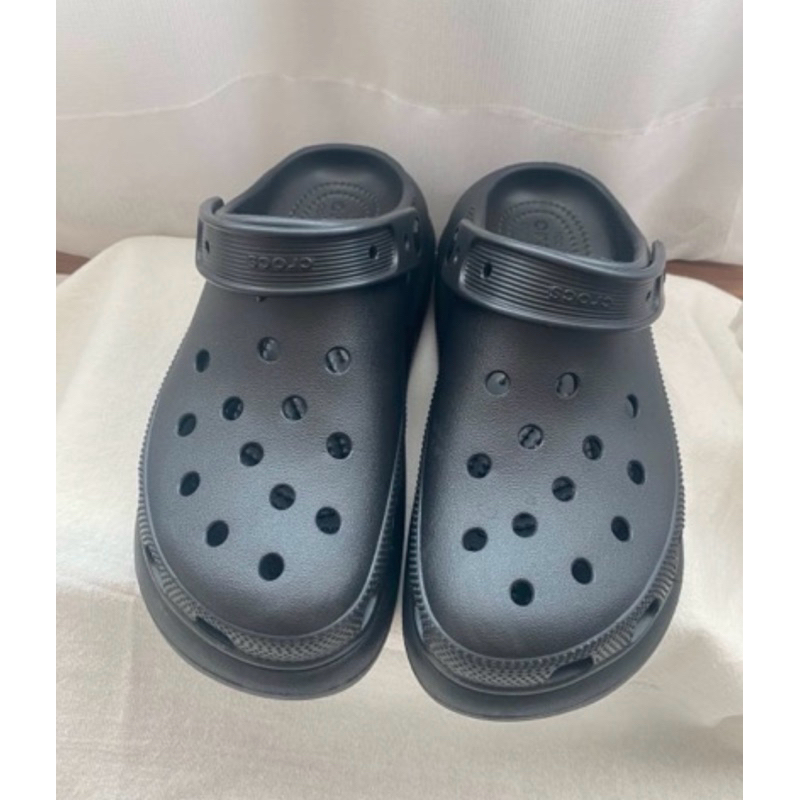 ส่งต่อ crocs สีดำ ซื้อจาก shop ที่ Mega bangna  Size : W7  Price : 1,500 รส (shop ประมาณ 2,800)