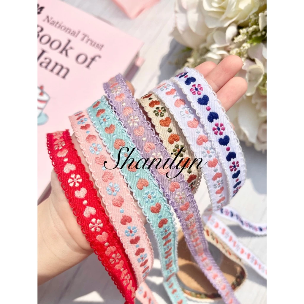 🌟น่ารักมาก🌟 35/35 ริบบิ้นดอกปักจริง งานจริงน่ารักสุดๆ หน้ากว้าง1.5เซน ราคาต่อหลา ตกแต่งเสื้อผ้า กระเป๋า ชุดตุ๊กตา