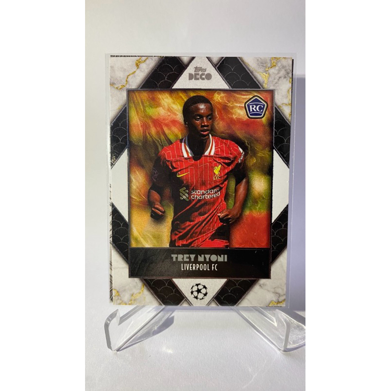 การ์ดนักฟุตบอลสำหรับสะสม Trey Nyoni RC, LIVERPOOL FC, TOPPS DECO 2024