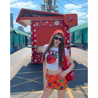 STR🍓พร้อมส่ง🍓เสื้อครอป เสื้อยืดสีขาว Y2Kสุดฮิตผู้หญิงแขนสั้น พิมพ์สตรอเบอร์รี่ ทรงรัดรูป น่ารัก ใส่สบาย สไตล์สาวเกาหลี