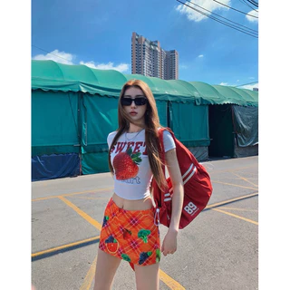 STR🍓พร้อมส่ง🍓เสื้อครอป เสื้อยืดสีขาว Y2Kสุดฮิตผู้หญิงแขนสั้น พิมพ์สตรอเบอร์รี่ ทรงรัดรูป น่ารัก ใส่สบาย สไตล์สาวเกาหลี
