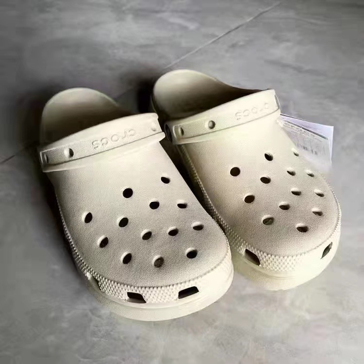 【พร้อมส่ง ของแท้ 100%】รองเท้า ลำลองแฟชั่น สไตล์ Crocs Classic Clog แจกตัวติดรองเท้า [พร้อมส่ง]