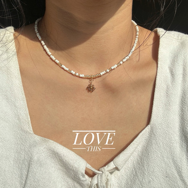 สร้อยคอ handmade สไตล์มินิมอล ลูกปัด โทนครีมทอง พร้อมจี้สุดคิ้วท์