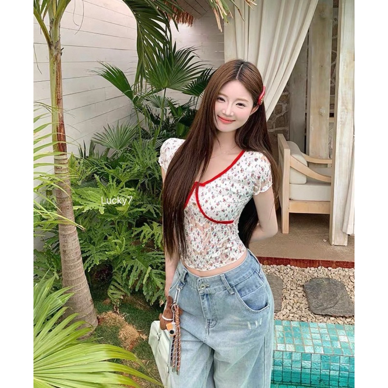 BY IRA (6228) 💥พร้อมส่ง💥 เสื้อครอปแขนสั้นคอวี ติดโบว์ Mini น่ารัก ลวดลายดอกไม้ลูกไม้ เสื้อรัดรูป รัดเอว ตัดขอบ - รูปที่ 4