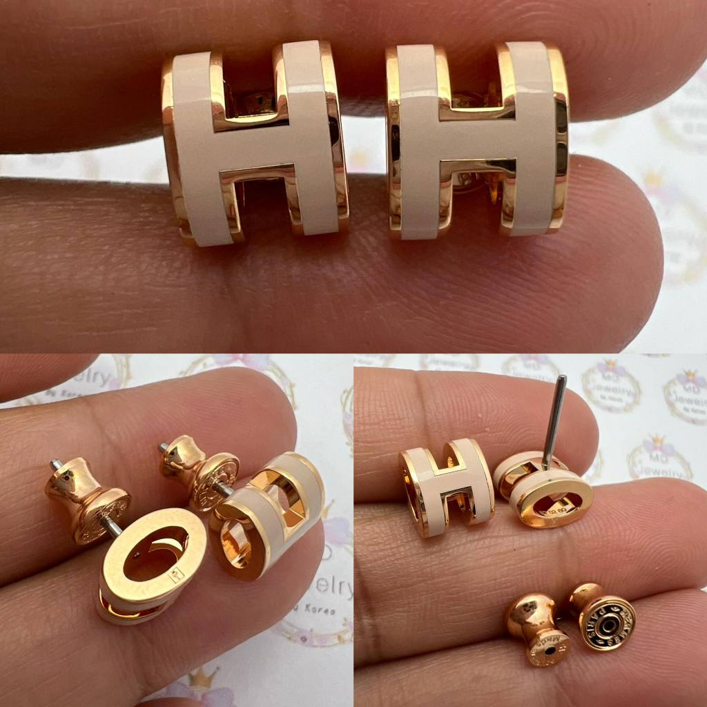 พร้อมส่ง ต่างหูอักษร  ไซส์เล็ก งานพรีเมี่ยม มี 3 สี ขอบสีพิ้งค์โกล ไม่แพ้ เป็นมิตรต่อผิว