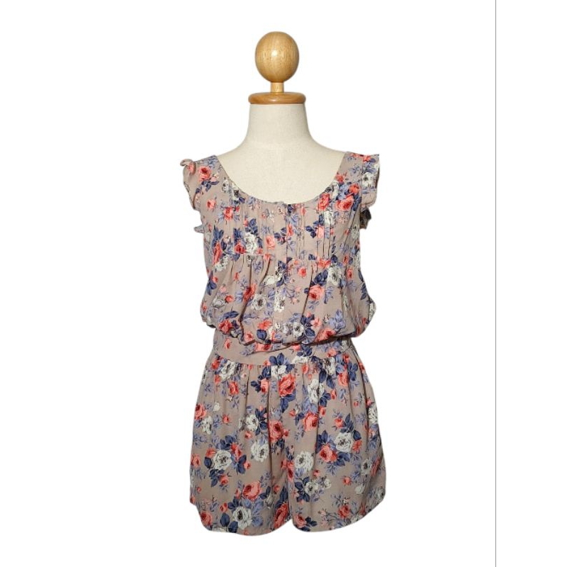 จั๊มสูทขาสั้น มือสองBrand : mysty wiman

