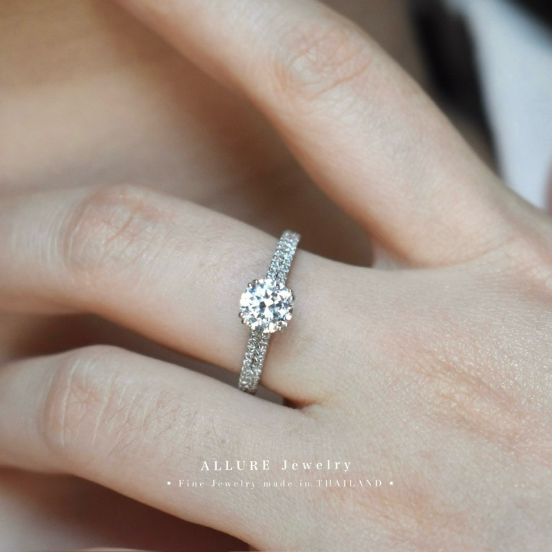 แหวนเพชรเงินแท้ 925 ชุบเคลือบทองคำขาว ประดับเพชร CZ Swiss diamond [ 𝐆𝐞𝐦𝐦𝐚 - 𝐀𝐥𝐥𝐮𝐫𝐞 𝐉𝐞𝐰𝐞𝐥𝐫𝐲 ]