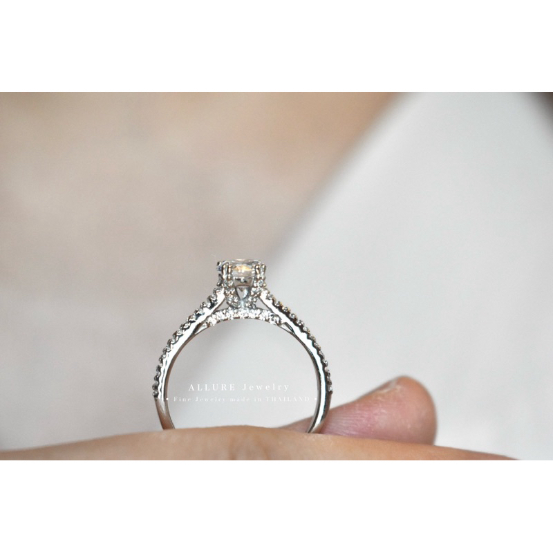 แหวนเพชรเงินแท้ 925 ชุบเคลือบทองคำขาว ประดับเพชร CZ Swiss diamond [ 𝐆𝐞𝐦𝐦𝐚 - 𝐀𝐥𝐥𝐮𝐫𝐞 𝐉𝐞𝐰𝐞𝐥𝐫𝐲 ] - รูปที่ 2