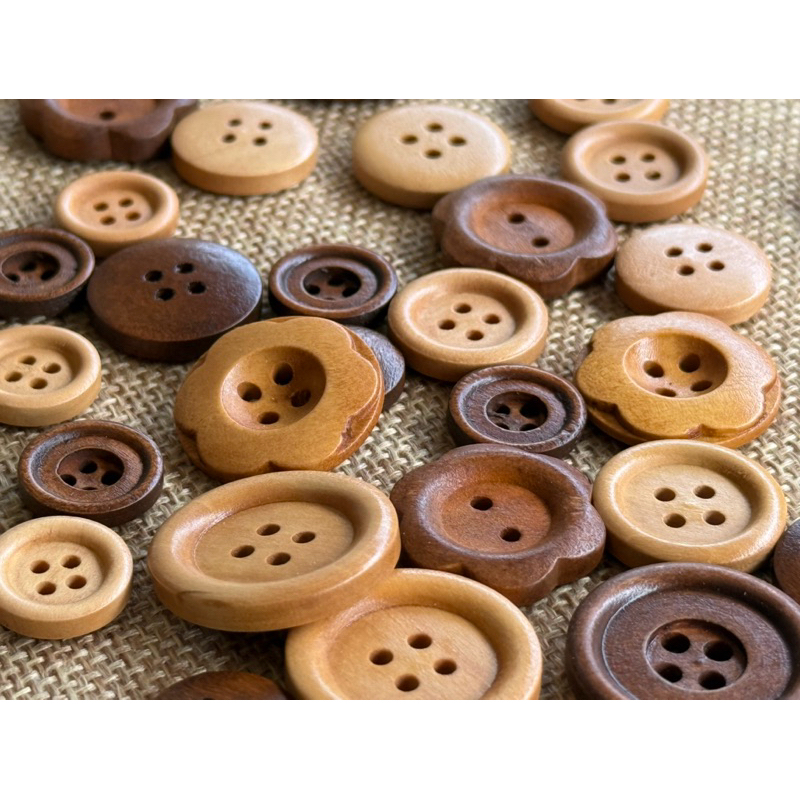 กระดุม กระดุมไม้ มีหลายขนาดเหมาะ กับงานแฮนด์เมด กระดุมกะลา กระดุมดอกไม้ กระดุมตกแต่ง