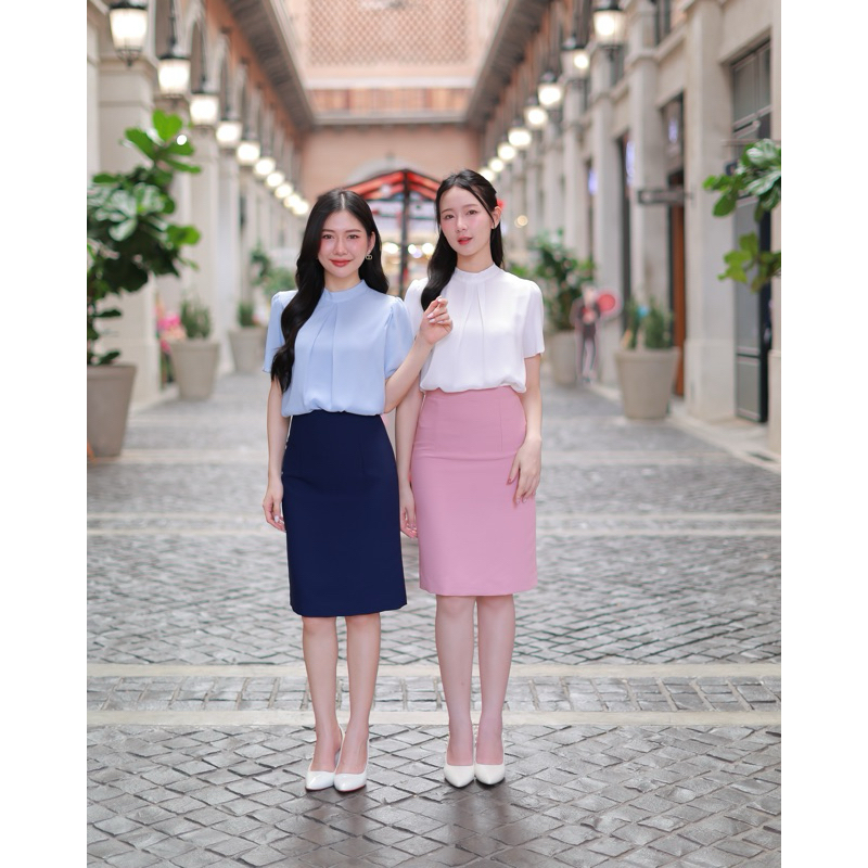 ”Frosty Blouse“ รุ่นใหม่2025 เสื้อแขนสั้นคอปีน-ด้านหน้ามีดีเทลจีบ แขนกระบอก ทรงสุภาพใส่ทำงาน สมัครงาน สมัครแอร์ได้