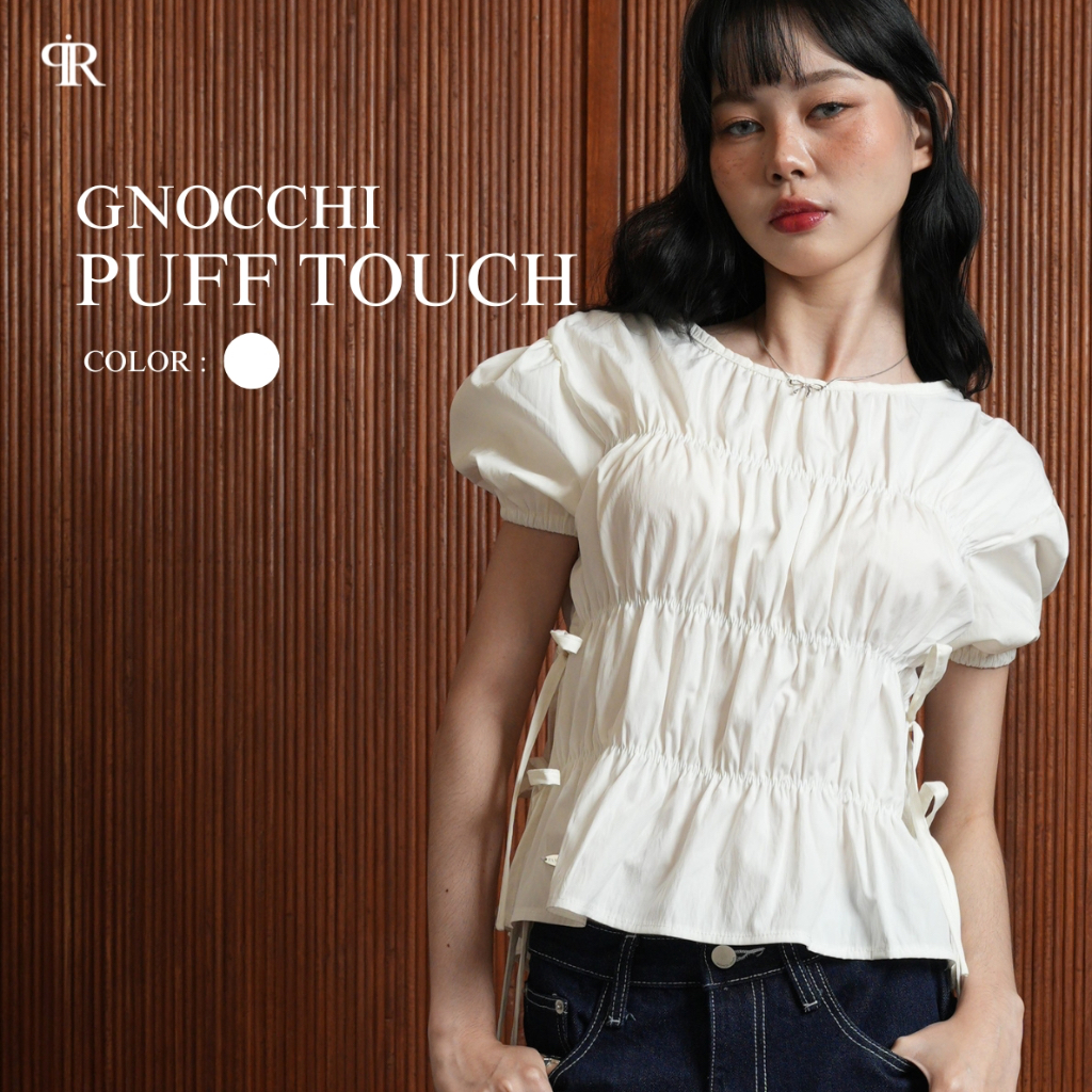 Panchitar Gnocchi Puff Touch – เสื้อแขนสั้น คอกลม จั๊มรอบตัว ผูกโบว์ด้านข้างเอว