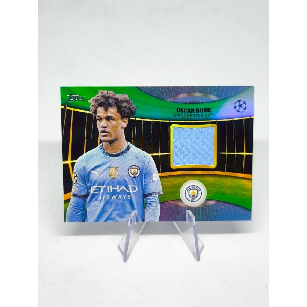 การ์ดชิ้นส่วนเสื้อ Topps UEFA Oscar Bobb 47/99 Superstar Relics Jersey 2024-25