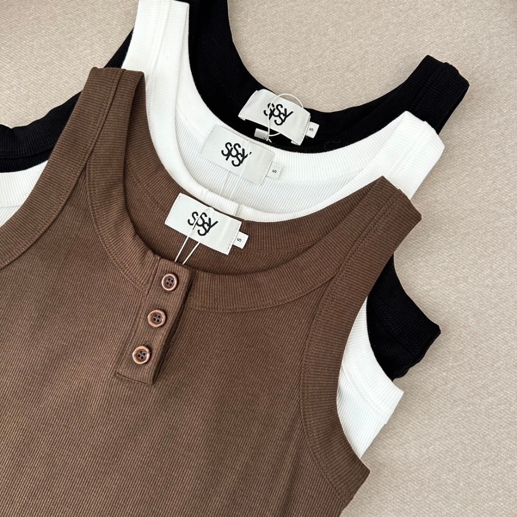 SISSY : เสื้อกล้ามสีพื้นคอกลม  แต่งกระดุมหน้าใช้งานได้จริง  ผ้าร่องเล็ก เย็บเก็บแต่งขอบคอและวงแขน  ผ้ายืดนุ่ม ใส่กระชับ - รูปที่ 6