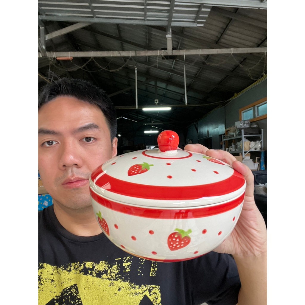 ถ้วยฝาปิดเซรามิก ลายสตอเบอรี่สีแดง (เข้าไมโครเวฟได้) ขนาด 7 นิ้ว เนื้อเซรามิคคุณภาพดี ปลอดภัย ออกใบกำกับภาษีได้