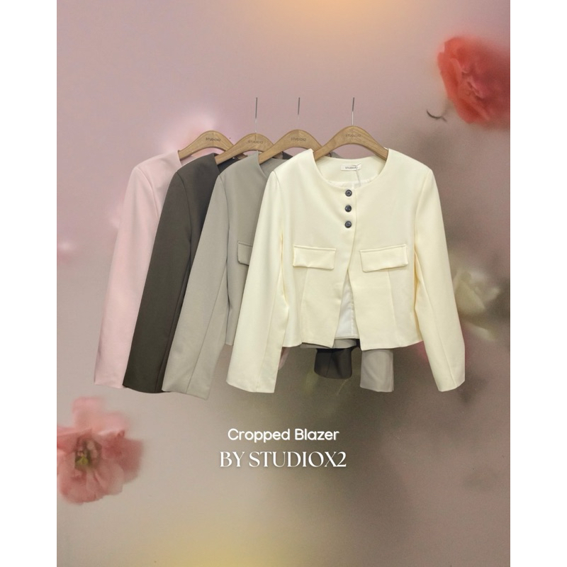 1033 STUDIOX2 CROPPED BLAZER (590฿) เสื้อเบลเซอร์ทรงครอปยาวกำลังพอดี คอกลมแขนยาว ติดกระดุม3 เม็ด ที่