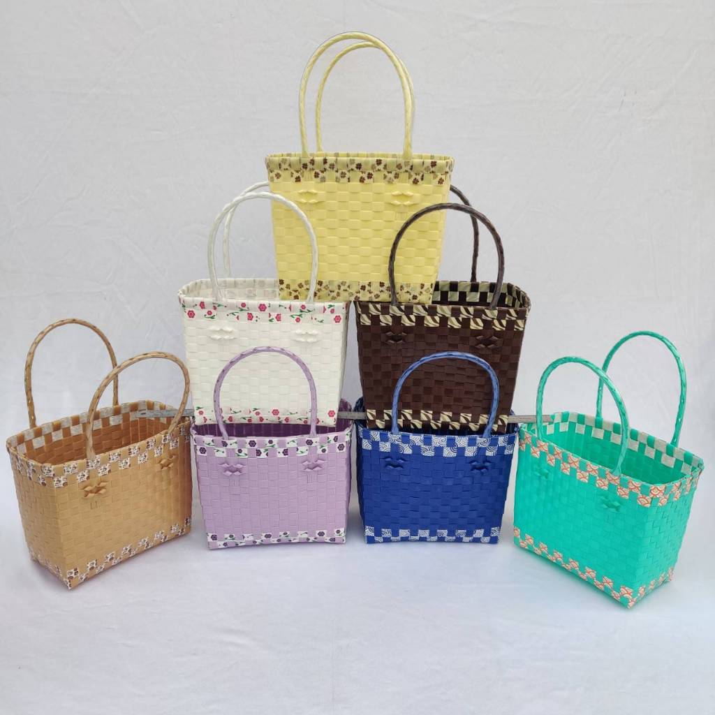 กระเป๋าสานเส้นพลาสติก ทรงสี่เหลี่ยมถือ ลายขอบบนขอบล่าง ขนาดกว้าง13 ยาว22 สูง19 CM ขอบปากกระเป๋า
