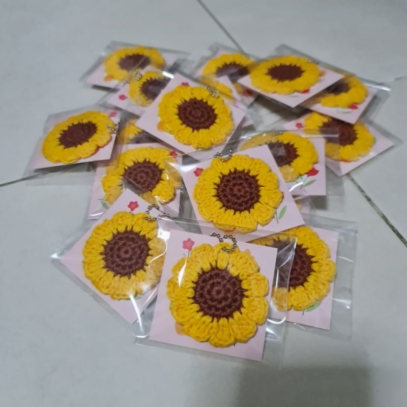 🌻🌻พร้อมส่ง:พวงกุญแจดอกทานตะวันไหมพรม ของขวัญปัจฉิม 🌻🌻